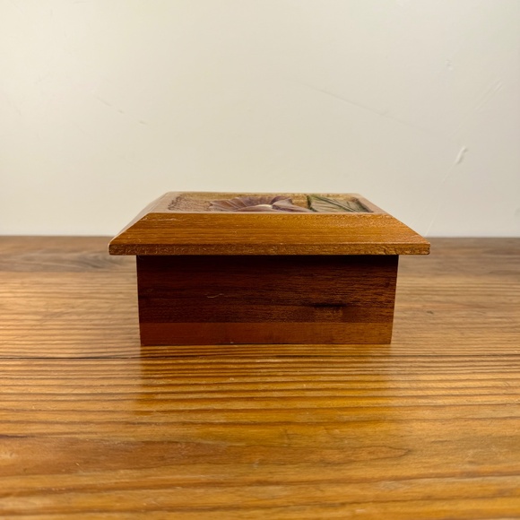 Vintage Hand-Carved Wooden Trinket Box with Floral Relief | Imapro Honduras - Picture 8 of 9